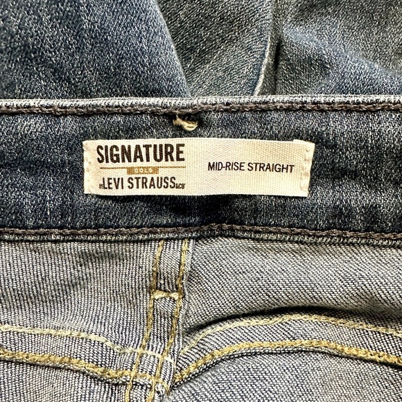 Women’s Signature by Levi Strauss Mid-Rise Straight Blue Jeans - Size 6S - MINT - Picture 3 of 5